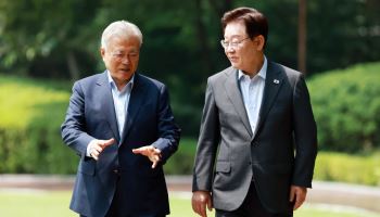 李, 문재인 전 대통령과 추석 앞두고 통화…국정 현안 의견 교환