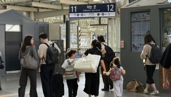 "빨리 엄마 보고 싶어요"…귀성길 오른 시민들 `들뜬 발걸음`[르포]