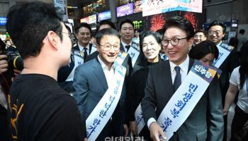 "추석 밥상 민심 잡아라"...與귀성인사 vs 野자원봉사