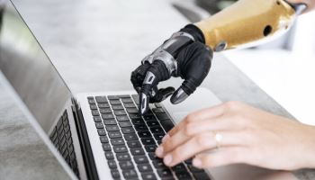 ‘AI 비서’ 열풍 부는데…中 딥시크의 지적 “부적절한 행동 통제해야”
