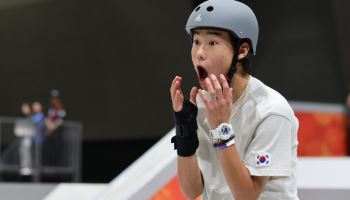 눈물 닦고 마지막 도전…17세 강준이, 한국 스케이트보드 첫 金