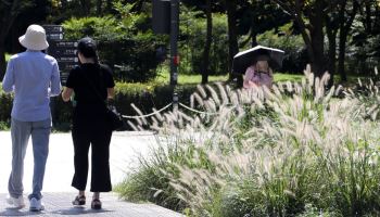 연휴 끝난 출근길 곳곳서 빗방울 뚝뚝…일교차도 커[내일날씨]