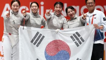 '8년 만의 정상 탈환' 여자 사브르, 일본 완파하고 단체전 금메달