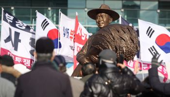 "철거 결론 나도 박정희 동상 지킬 것"..3만명 서명 법원 제출