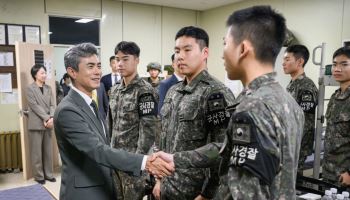 강신철 장관 '양복 순시' 논란에…국방부 "안 입는 게 맞아"