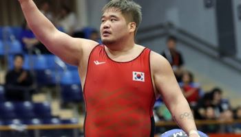 수술 미루고 매트 오른 레슬링 김민석…AG 3회 연속 동메달
