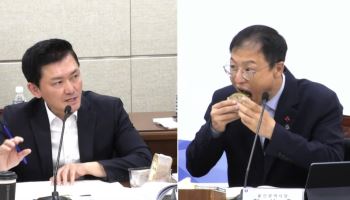 보고받으며 샌드위치 '우물우물'…울산시장에 "체하겠다" 시끌