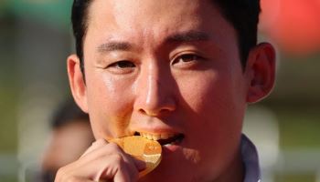 시련에도 놓지 않은 활과 총… 두 '종호' AG 금메달 결실