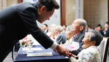 李 “내년엔 체감할 만큼 바뀐다”…어르신 앞에서 ‘노후 국가책임’ 약속