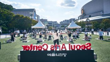 낮엔 서재, 밤엔 극장…예술의전당 광장의 ‘무한변신’
