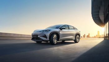 테슬라보다 전기차 28만대 더 팔았다…BYD 왕좌 굳히나