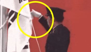 태극기 늑장 게양 고의인가? 관계자 손짓 살펴보니 [영상]
