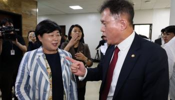 장외까지 번진 법사위 설전 “내 발언권 왜 제한하느냐”