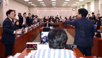 “영화 보고 말하라”vs“패륜 영화 왜 보나”, 법사위도 ‘암살자(들)’ 격돌