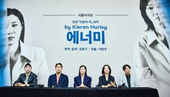 하루 만에 '민중의 적' 된 여자…문소리·이봉련, 연극 '에너미'