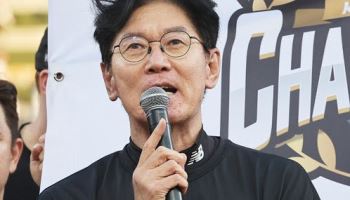"홈에서 축하하니 더 실감나"...정규 우승 확정에 한숨 돌린 이강철 감독