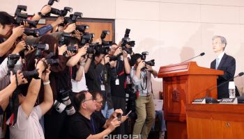 與 박지원 “조희대 대법원장 질의, 좋은 관례 만들어”