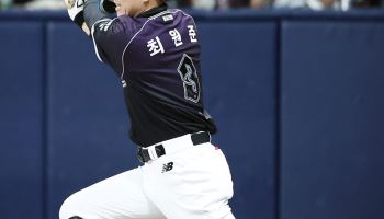 200안타로 답한 오버페이 논란…최원준 일으켜 세운 아내와 딸