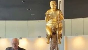 유럽의회 한복판에 선 '알몸 트럼프' 동상…무슨 일?