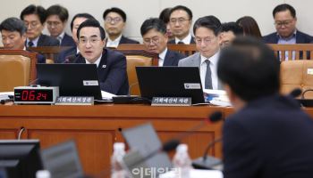 오기형 "청년·신혼부부 주택공급 예산 증액해야"…박홍근 "적극 검토"