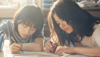 네컷에 담긴 희로애락, 실사로 황홀하게… 고레에다 ‘룩백’[봤어영]