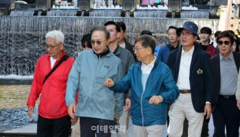 청계천 간 MB "경제는 10대 강국인데 정치가 못 따라가"