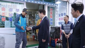 "저 손 더러운데" "괜찮아요"…李 대통령, 상인 손 잡고 셀카까지