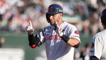 실책에 무너진 LG, 롯데에 완패...자력 3위 탈환 불가능