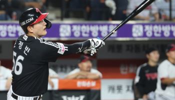 문정빈 5안타·송찬의 연장 결승타… LG, 3위 불씨 살렸다