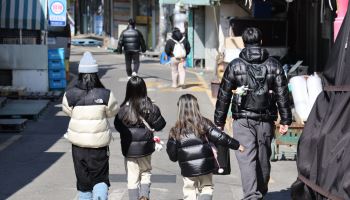 '육휴' 동료 일 대신해도, 보상이 없다…"지원 제도 뿌리 내려야"