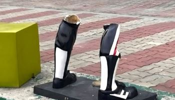 이번엔 발목만 남기고 '뚝'…또 박살난 김성한 조형물