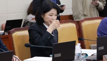 “패륜 파묘 정치” vs “내로남불”... 과방위, 이진숙 제척 놓고 공방