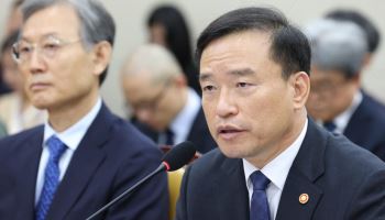 “챗GPT보다 2배 더 쓴다고?”…10대 빠진 AI에 규제 목소리