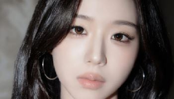 “가을에도 승리 요정으로”…트리플에스 김채연, LG 와일드카드전 시구