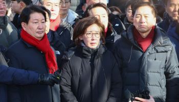 국힘 의원들 '尹 체포방해' 첫 재판…법원 "공소장 중대 흠결"