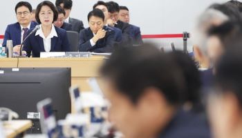 "정부와 반대 노선" "독주"…추미애 '재정 비상' 직격한 與