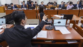 "민주당 발작" vs "김건희가 시켰냐"…李 골프 논란에 국감 아수라장