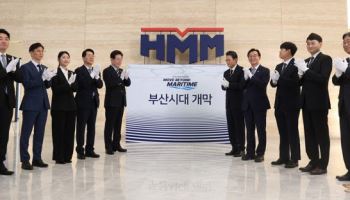 李, 부산 이전 HMM 찾아 직원 격려…북극항로 시범운항선도 시찰