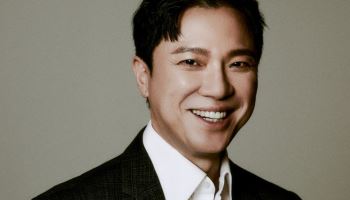 뮤지컬 간판스타 정성화, 이번엔 블랙코미디 영화 주연 꿰찼다