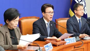 與 “조희대 자진사퇴 인내선 한계... 탄핵 포함 모든 방안 검토”
