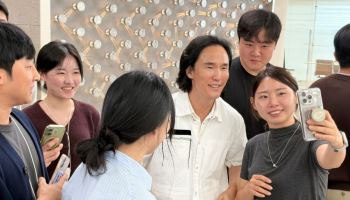 '경영 복귀' 조현범 회장, 젊은 직원과 소통…"현장서 문제 찾고 실행해야"