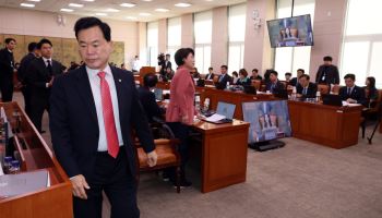 문체위, '암살자(들)' 증인 채택 불발…국힘 의원들 '반발 퇴장'