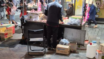 불 뿜는 명동 노점, 관광객들 화들짝…K급 소화기 없어도 그만?