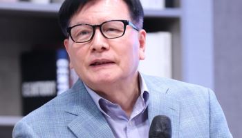 “AI 대체 직무 재교육 지원 강화하고, 새 기술 배워 생산성 높인 만큼 보상”