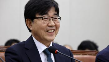 '예산 축소' 질의에 웃으며 “힘 달려”…‘김어준 처남’에 여야 쓴소리