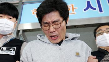 얼굴 찡그린 박용수…'나주 부부 살해' 박용수 "시끄러워 결박"