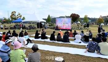 '꽃멍' 낭만 가득 구리코스모스축제…지역 예술인 활약에 볼거리 '풍성'
