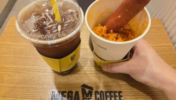 “밥 먹으러 커피숍 간다”…4400원 김볶밥 40만개 팔린 이유