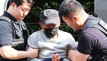 모자·마스크로 얼굴 가린 흉기난동범 최씨 "죽을 죄 지었다"