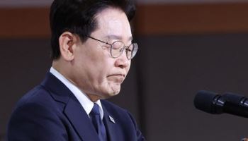 “민주주의 위해 삶 바친”…부마항쟁 기념식서 울먹인 李